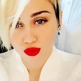 te dei um follow grátis, não siga aqui, seja legal e siga @Miley2point0 como forma de agradecimento, obrigado desde já/ please follow @Miley2point0
