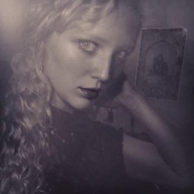 mysticmckee's profile picture. shieldmäiden • möther of dragons • reader of rune ☽välar morghulis☾