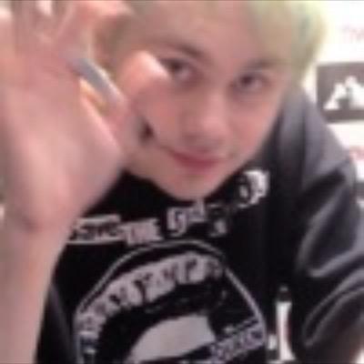 follow @conshighhopes or i unfollow