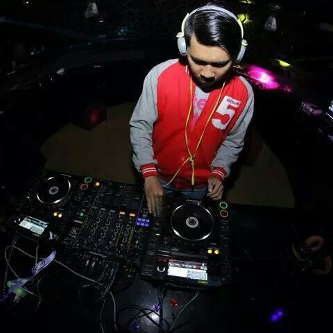 Freelancer Graphic Design|DJ|Designer|Photographer|Music Engineering