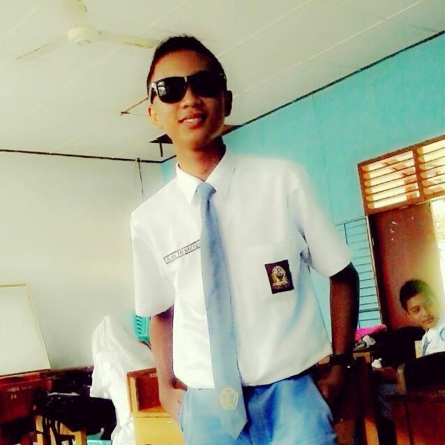 lahir pada tanggal 14 september 1999, anak ketiga dari tiga bersaudara, aku itu orangnya sangat humoris................