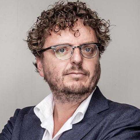 politiek redacteur Vrij Nederland; historicus; auteur