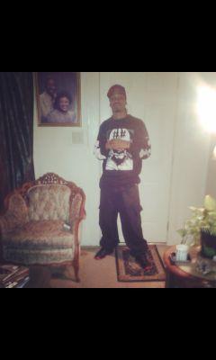 Just ah Young Hustla on a mission tryna get it.. follow me & let me bring you off in my world