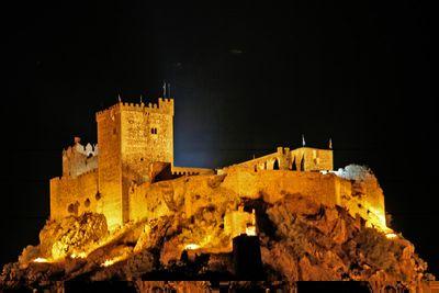 este es el castillo de mi pueblo alburquerque badajoz es muy bonito si teneis hocasion y a verlo sogutara