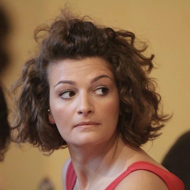 Alessia_Marzi_'s profile picture. Giornalista. Per fare un prato occorrono un trifoglio ed un'ape, Un trifoglio ed un'ape E il sogno. Il sogno può bastare Se le api sono poche. E. Dickinson