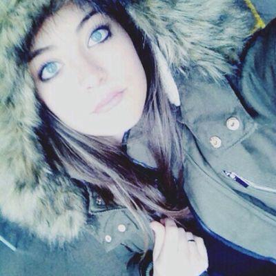 Sono una ragazza semplice, solare, simpatica e soprattutto molto amichevole. Mi piace cantare, sfilare, ballare e mi piace tantissimo la moda.
Amo i miei amici.