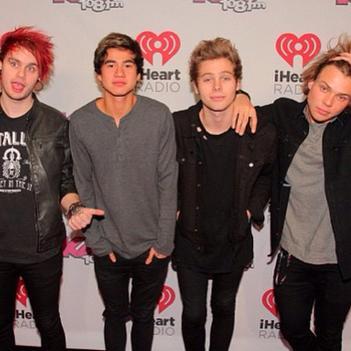 We help people to meet 5sos YAY. [Insider app for ROWYSO tour here: http://t.co/RRZLIg3XGu]