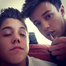 I LOVE CAMERON DALLAS
//fml//