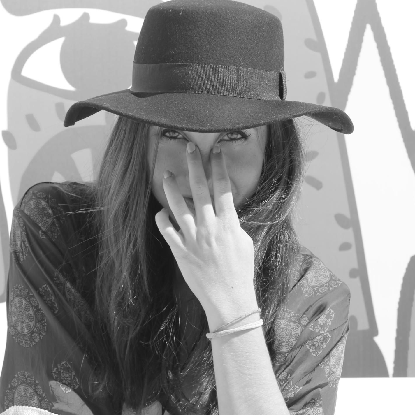 Fashion Blogger, graduada en Derecho y Administración de Empresas [Make it happen period] confaldasyaloloco.91@gmail.com