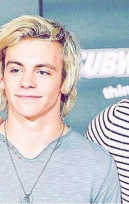 hey, I'm Ross. I play Austin in A&A, Brady in TBM and I'm R5's main singer #Single