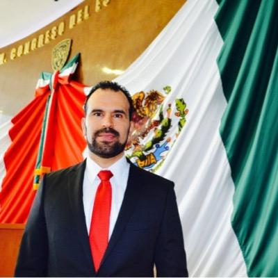 Magistrado de la Tercera Sala Familiar del TSJ Chihuahua. (Aún escribo con la izquierda y uso el reloj en la derecha).