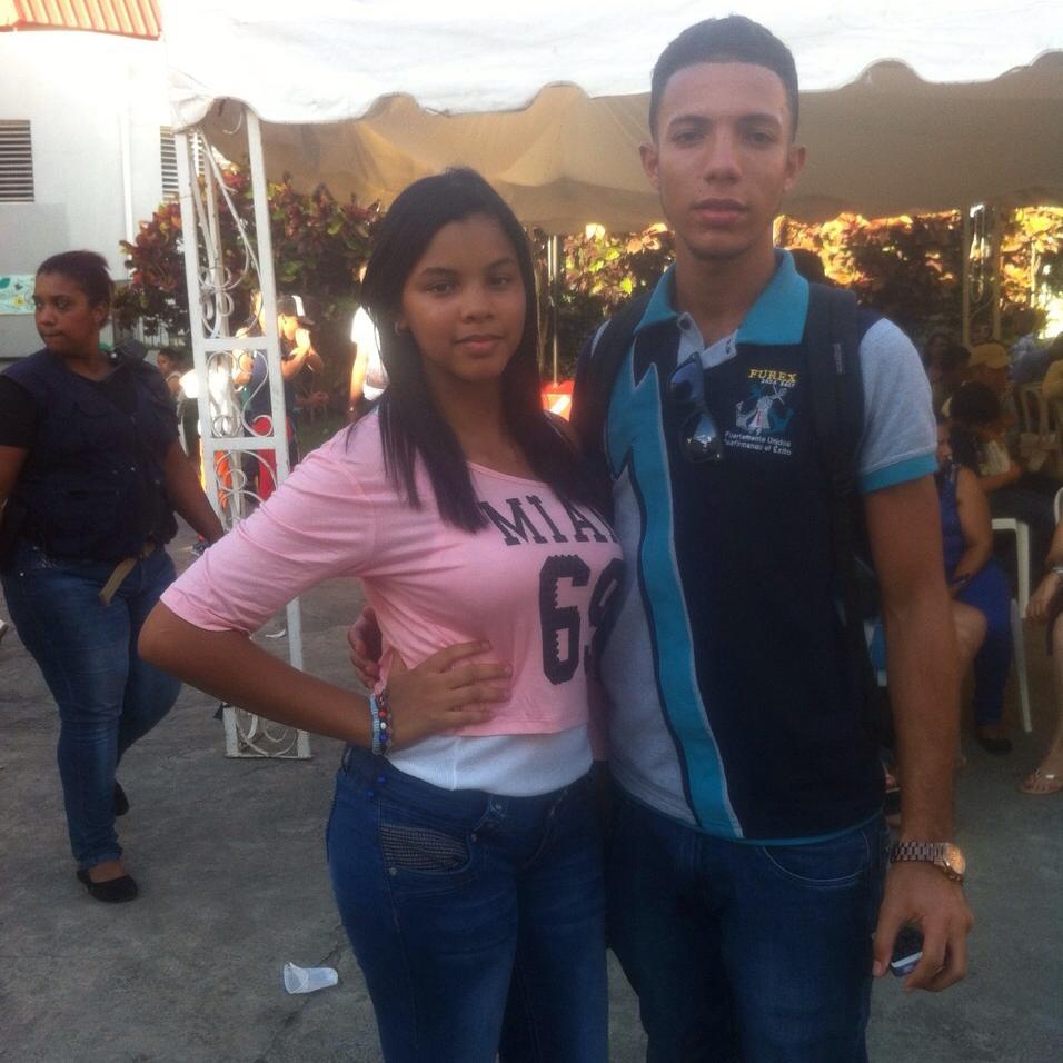 soy una chica muy estrobertida  me encanta la musica me gusta cantar y bailar me gustan los chicos que no temen decir lo que piensan.