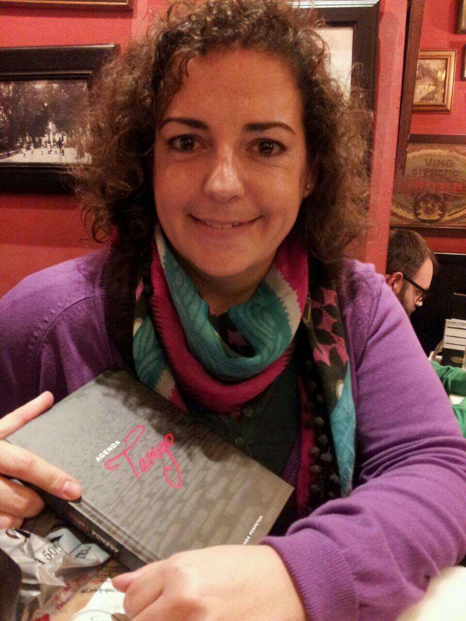 FdezAraceli's profile picture. Cada uno da lo que recibe
y luego recibe lo que da,
nada es más simple,
no hay otra norma:
nada se pierde,
todo se transforma.