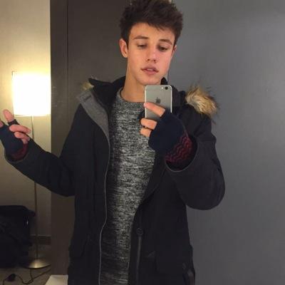YOU JUST GOT A FREE FOLLOW I BEG YOU  TO GO FOLLOW @kayweebieber