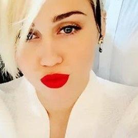 te dei um follow grátis, não siga aqui, seja legal e siga @Miley2point0 como forma de agradecimento, obrigado desde já/ please follow @Miley2point0