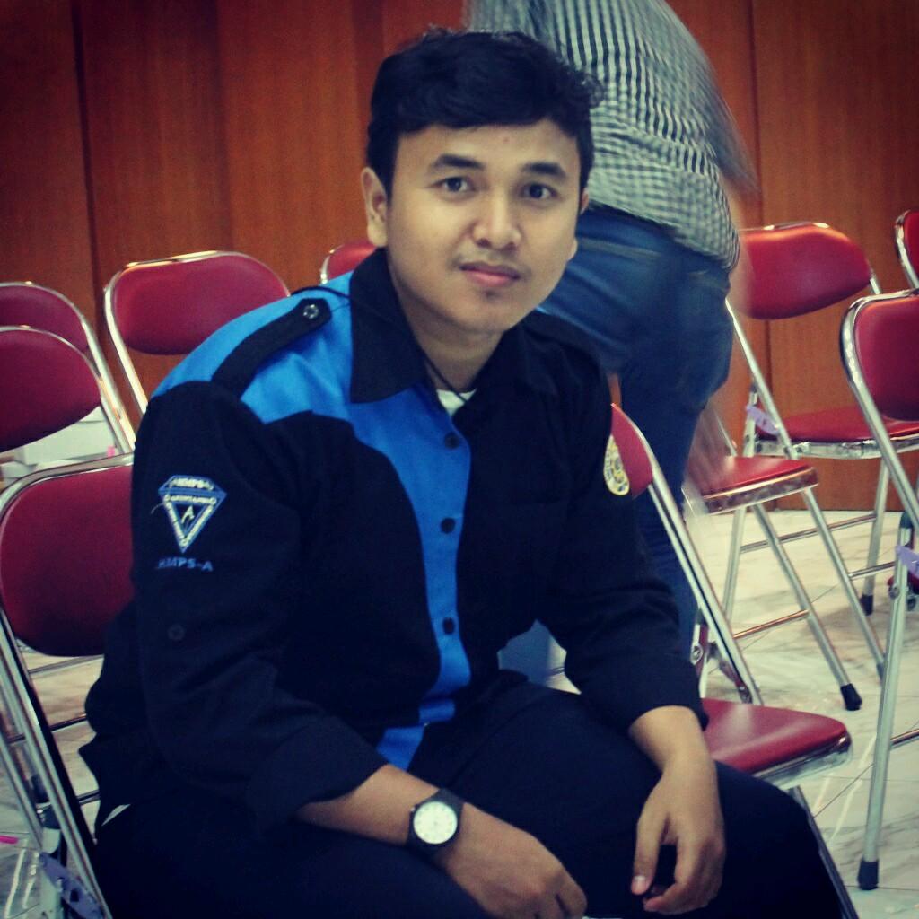 Kita semua sudah pada tahapnya, kamu tinggal pilih. Cukup atau lanjut | Founder @SepotongTweet | Ketua @HMPS_A_UAD 2014-2015 |  Accounting UAD'12