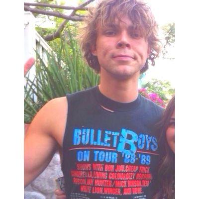 PLS FOLLOW @conversedcake PLS 
SHE FOLLOWS BACK JUST ASK :)