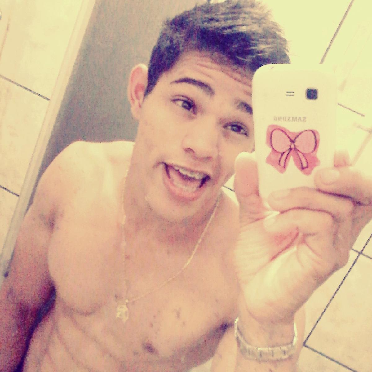 mengoo♥ , musica sertaneja , mulher e cerveja e futebol  ¬¬ original não ? kkkkkkkk esse sou eu *--*