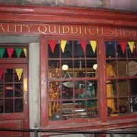 Vendemos artículos relacionados con el Quidditch, tales como, Quaffles, Bludgers, escobas y un equipo para el mantenimiento de escobas #Pottertty