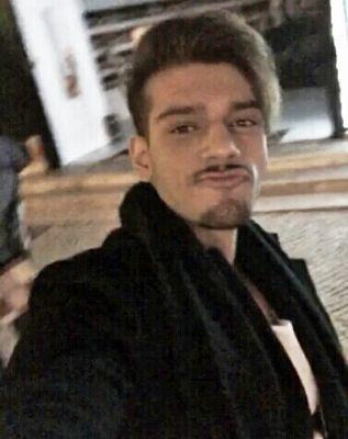 Eu não sei o que aconteceu direito,so sei que quando olhei pra você meu mundo parou e eu me apaixonei @lucaslucco ❤ Fã Clube