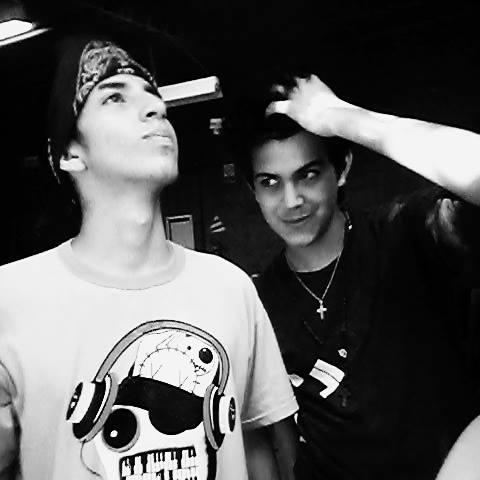 Fernetconcoca10's profile picture. Rompo el contorno deformo al clon si me transformo con un torno tomo el control ya no hay retorno los bochornos tan’ bajo el sol solo estorbos sobornos♪