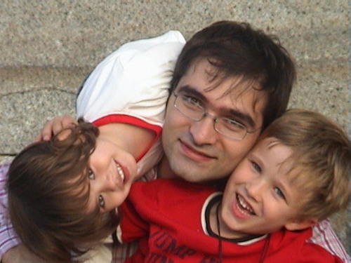 Creador de proyectos para mejorar nuestra vida usando internet, tecnólogo convencido y perito judicial informático. Escritor, bloguero y deportista aficionado.