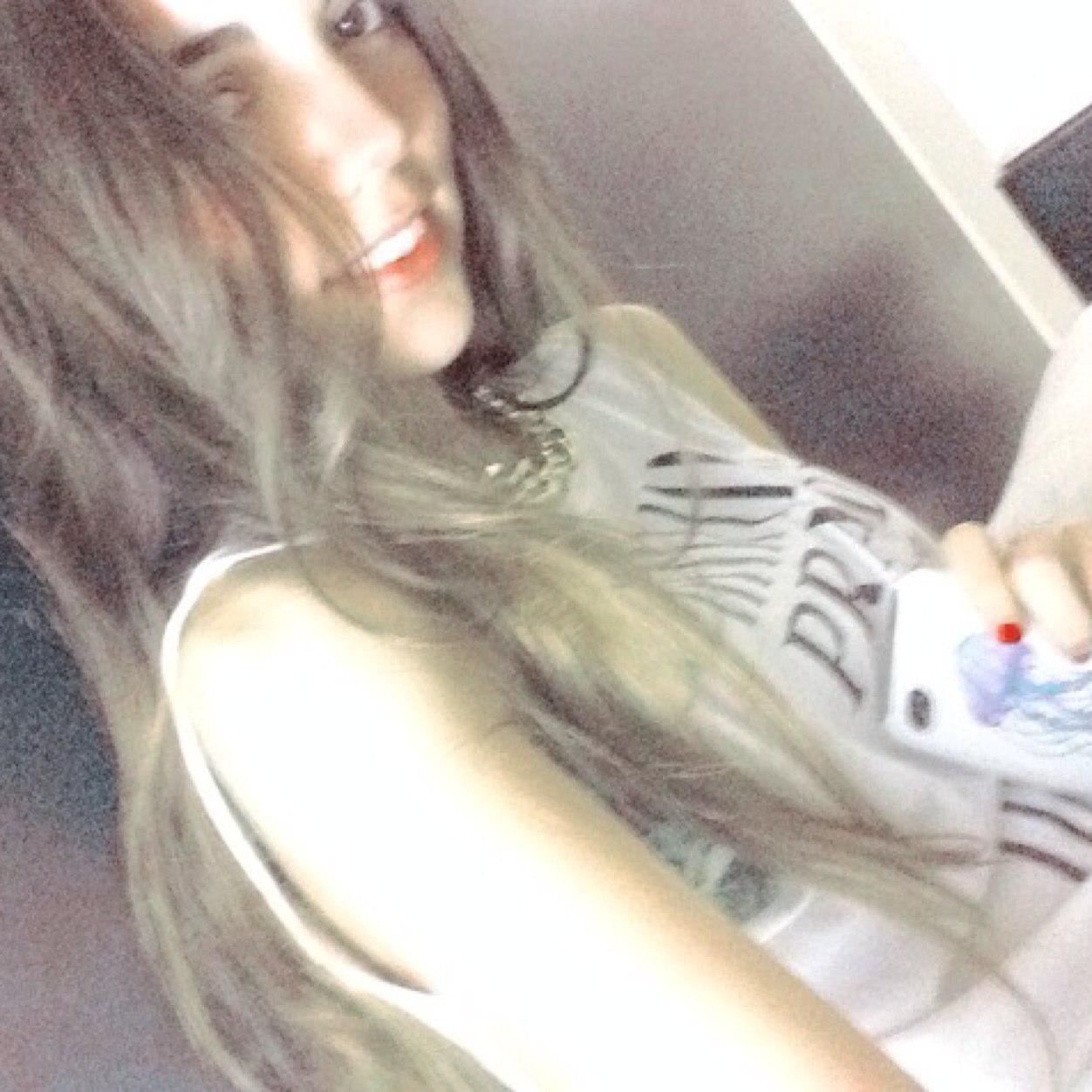 in love with the world. instagram: valevadillo