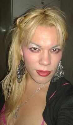 soy cosmetologa . Diseñadora de ropa y calzado