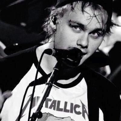 this is a free follow, just rt the 2 tweets below and tag them please?