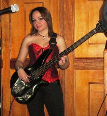 Bajista en formación, profesional en mercadeo y publicidad, cantante, soñadora...