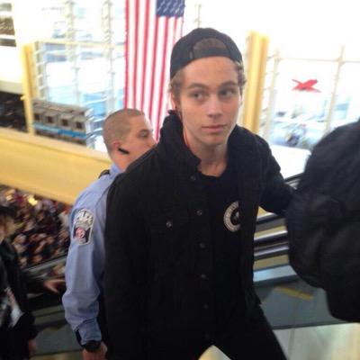 free follow from @thriftymuke :-)))) she will follow you back if you ask