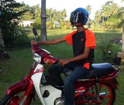 MOHD SYAZWAN || KAMI 4 STROKE SAJEE TAPI SEBELAH RR KAWASAKI |