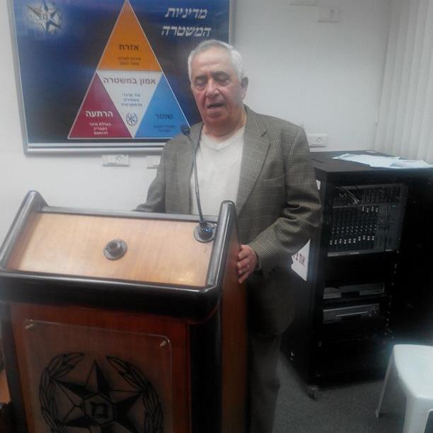 lousky amram מרצה בכיר על השואה ובמיוחד על חייו של אדולף אייכמן היתי השומר על אייכמן מיום הבאתו לארץ עד להוצאה להורג  . הייתי סנצ במשטרת ישראל בוגרר אוניברסיטה