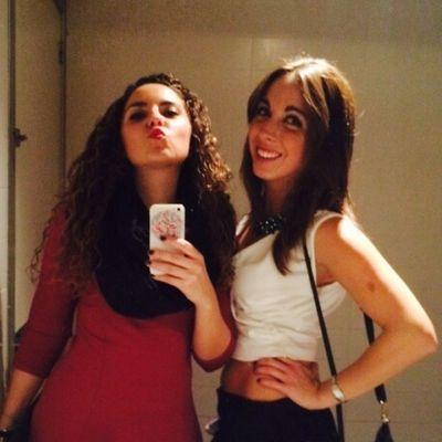 Licenciada en  Administración y Dirección de Empresas y con un Máster en el mundo de  la farándula .