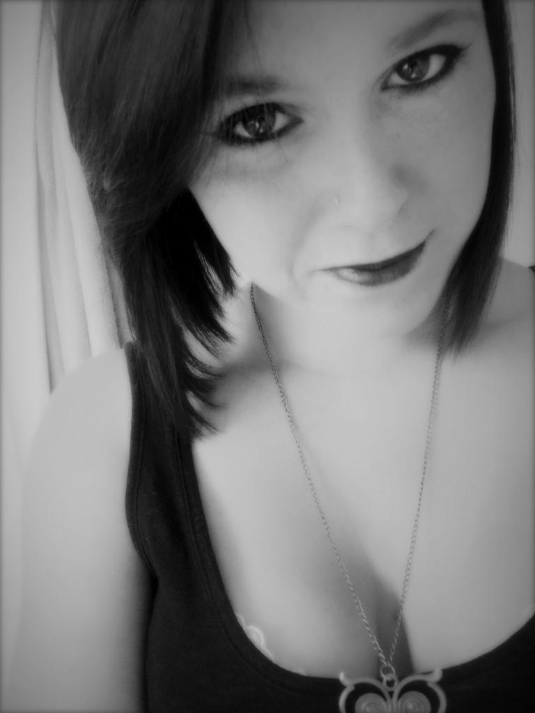Yo bro my name is jamieleaaaaa! 20 years old am weird and crazy so yeah put up with it :P !