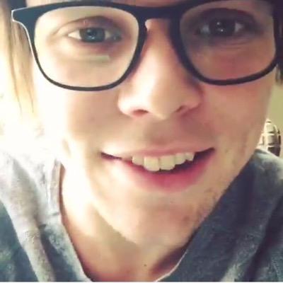 (୨୧ ❛ᴗ❛)✧ follow from @5sos_nashton