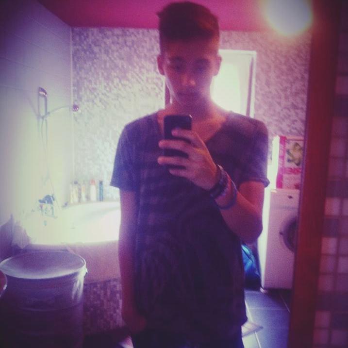 JohnyRovensky's profile picture. Snowboard,Surf,Skate, and my Girl !