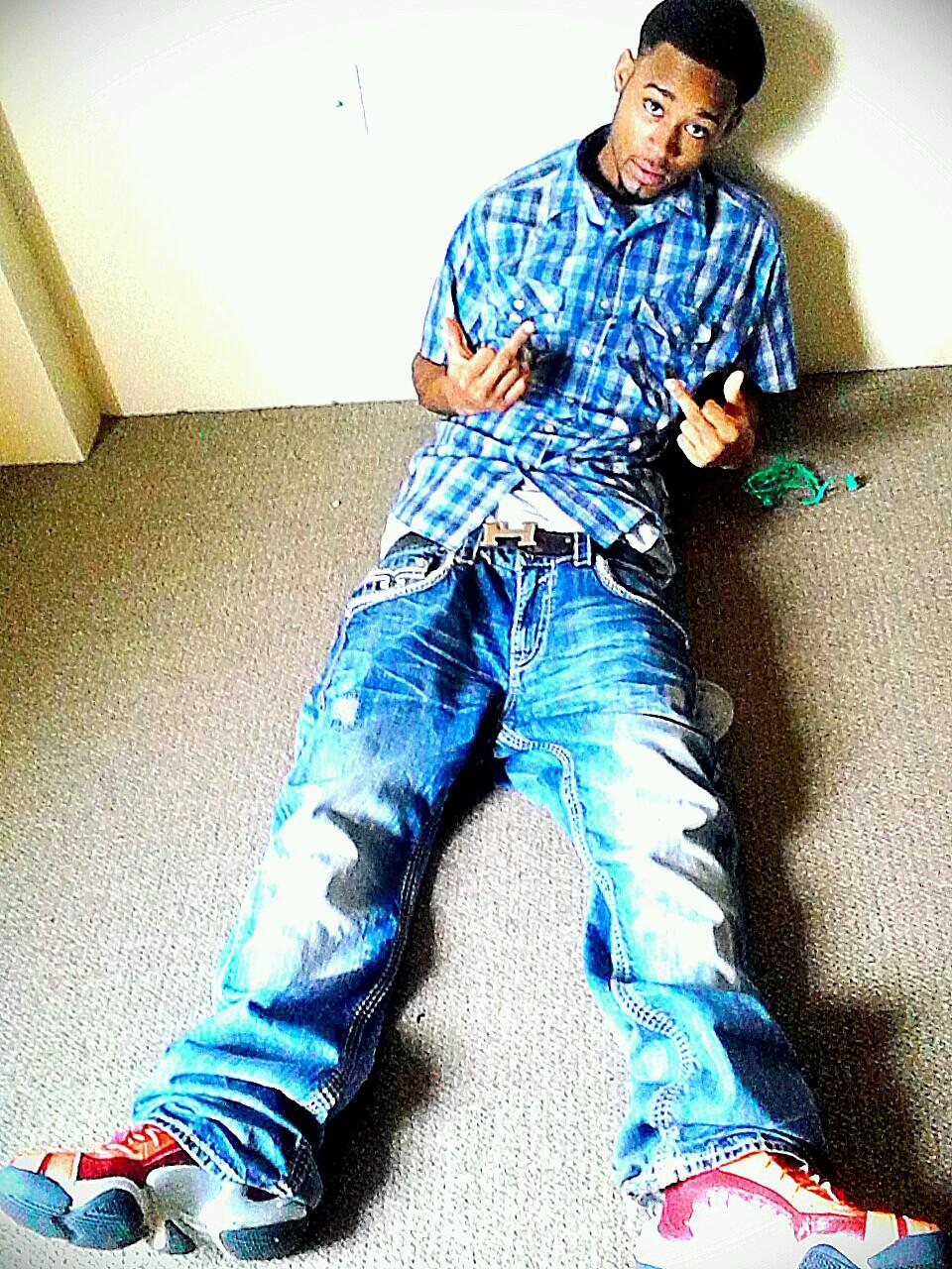 Free my lil brother if i dont kno you den fuck you fuck a bitch im not a lover free kente un cuff em