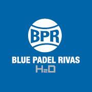 Blue Padel Rivas cuenta con 19 pistas de vidrio y césped artificial azul, 8 de ellas cubiertas. Se sitúa en un entorno inmejorable junto al C.C.H2 Ocio