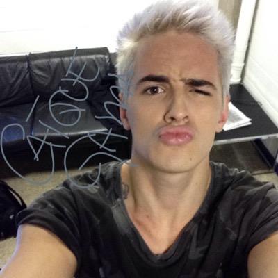 FlyNossoTudo's profile picture. Fã de três sorrisos, olhares, vozes. 30.09.13 17/05/2014 ficará marcado para sempre na minha vida!