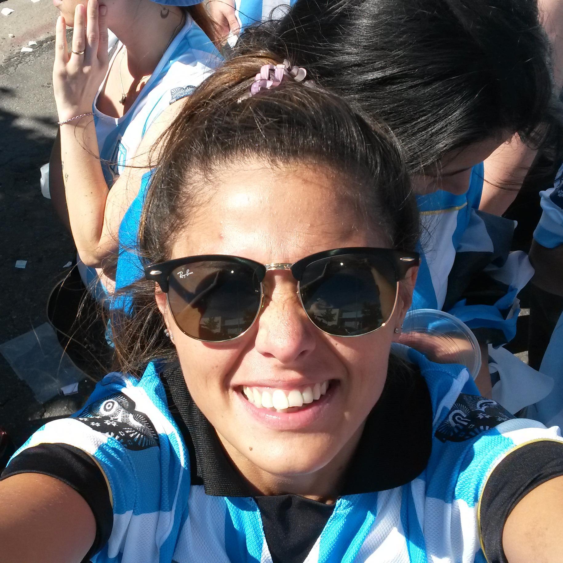 lu_avalos's profile picture. Mamá, hincha de Racing, Diseñadora Gráfica // FELIZ! ♥