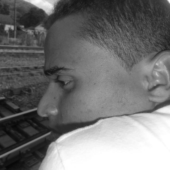 Porque eu sou do tamanho do que vejo
E não do tamanho da minha altura...
E o que vejo são meus sonhos.

Dias Melhores Virao!!!