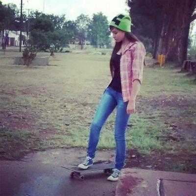 a pesar de todo lo que nos pase,de todos los problemas que se nos presente, hay que ser fuerte, levantar la cabeza y ser feliz