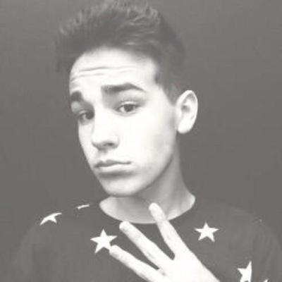 hi follow @biebsftjacks please and ask for a follow back!!
