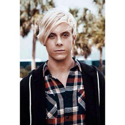Bassist. R5. Oldest. married to the most gorgeous & perfect @laura_RP_marano♡♥have 2 beautiful daughters + 3 handsome sons♥{RP Account}