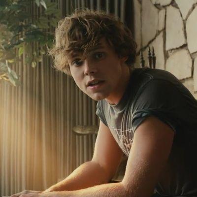 lol ur not ashton irwin