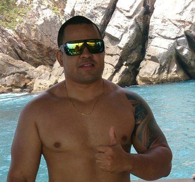 Derrepente, o céu fica escuro, as ondas se levantam, é o mar separando os homens dos meninos!