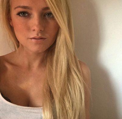 Marion-19 ans- Petite coquine - bi :)
Follow me ❤