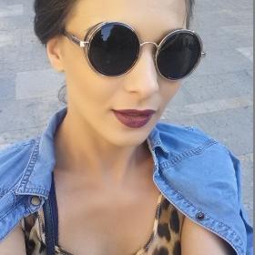 Je suis une fille bisexuelle qui recherche des couples pour libertinage, plans à 3 ou avec fille, parfois aussi des garçons. Priorité aux couples débutants !