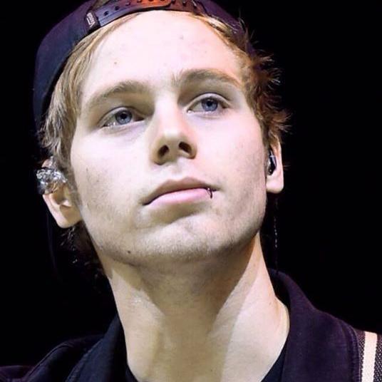 free follow from @smileofluke_ please follow her